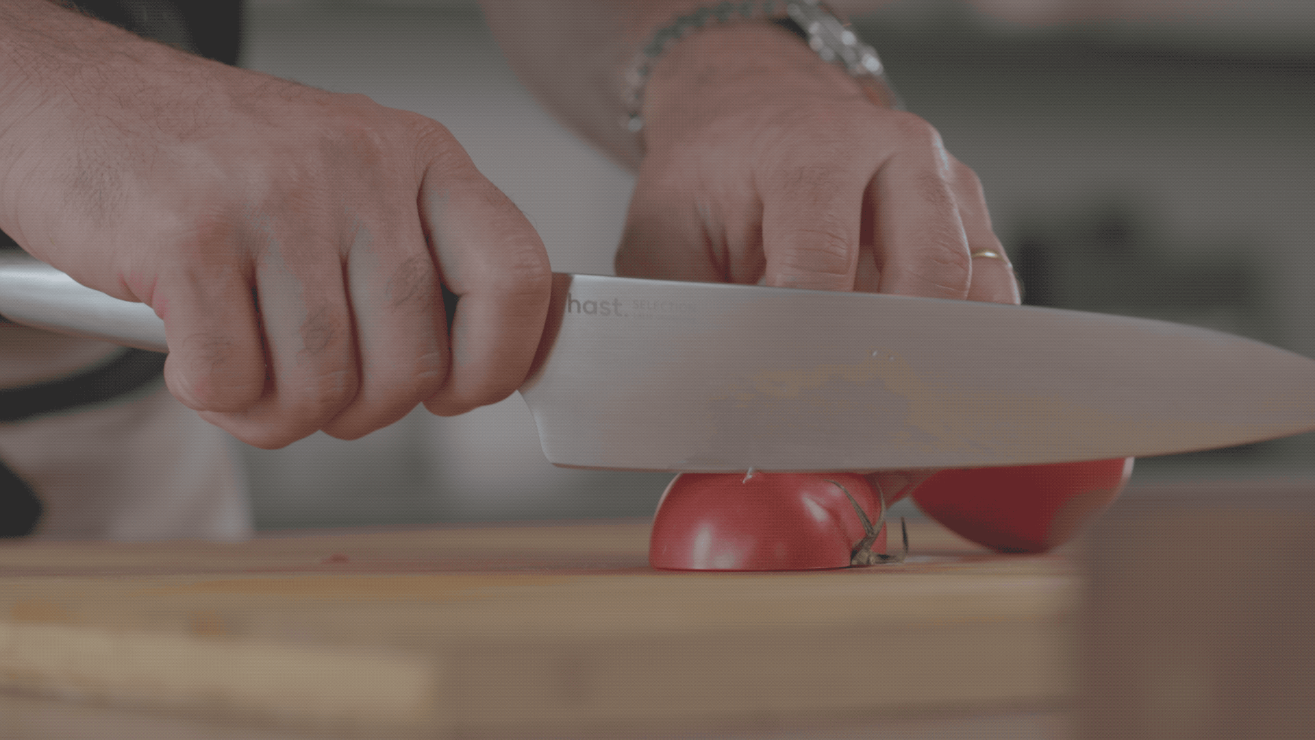 Effortlessly slicing a tomato